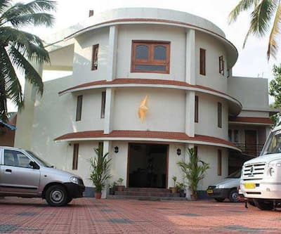 https://imgcld.yatra.com/ytimages/image/upload/t_hotel_yatra_city_desktop/v1432192473/Domestic Hotels/Hotels_Kovalam/Park International/OVER VIEW2.jpg